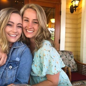 Meet your Posher’s, Carrie and Kendall